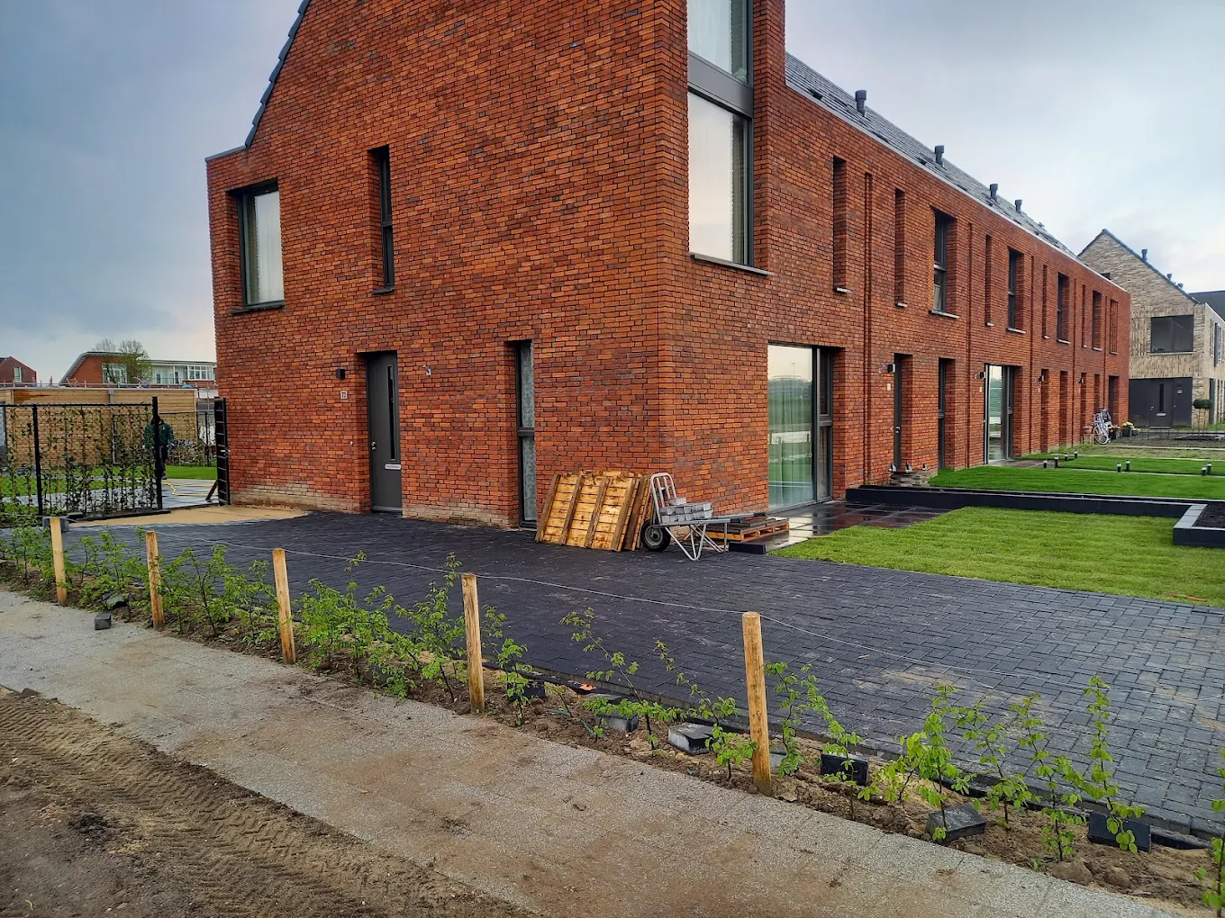 Sfeervolle tuin met bestrating en vijver