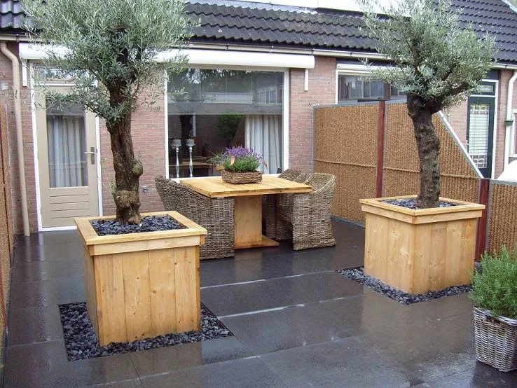 Ruime tuin met zitplek en groen
