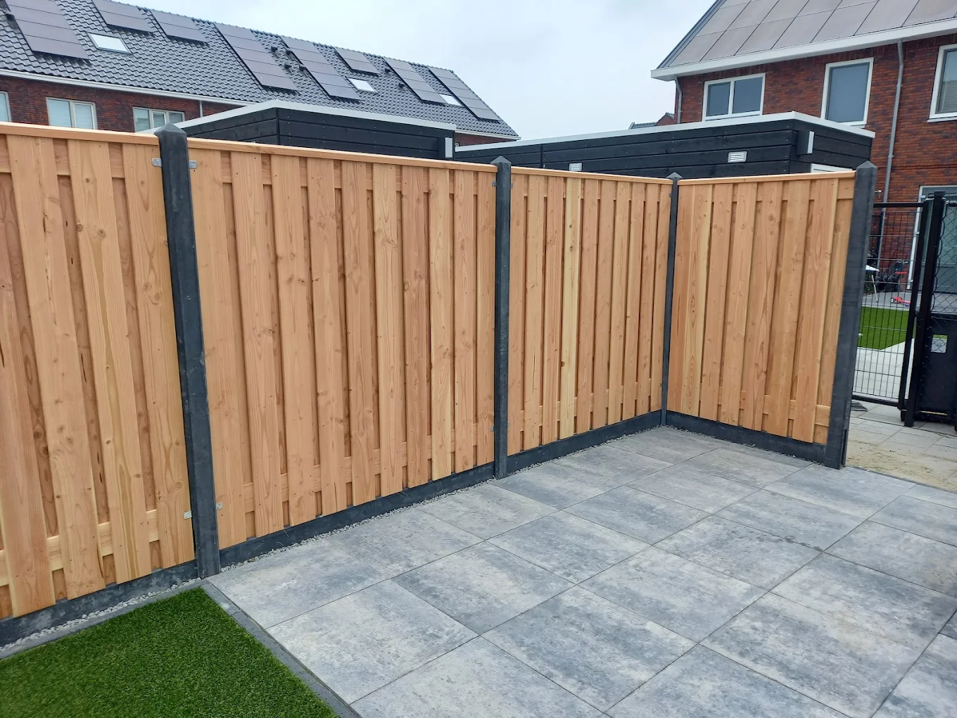 Schutting en bestrating in moderne tuin